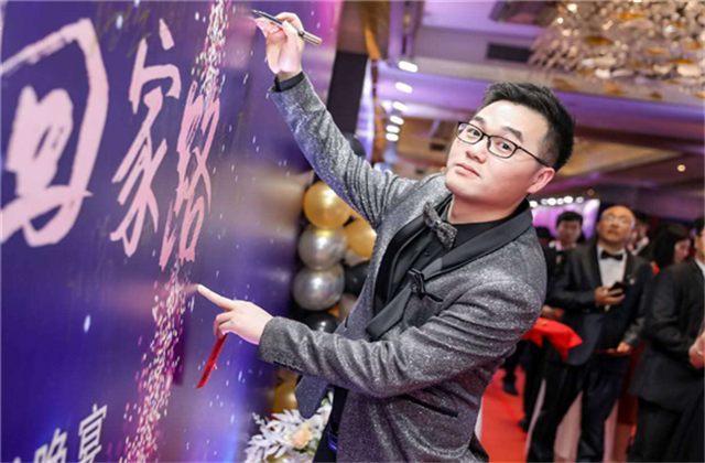 【高光“疫”事】勇敢逆行的特殊“网约车”——尊龙时凯90后，用信念打通生命运输线