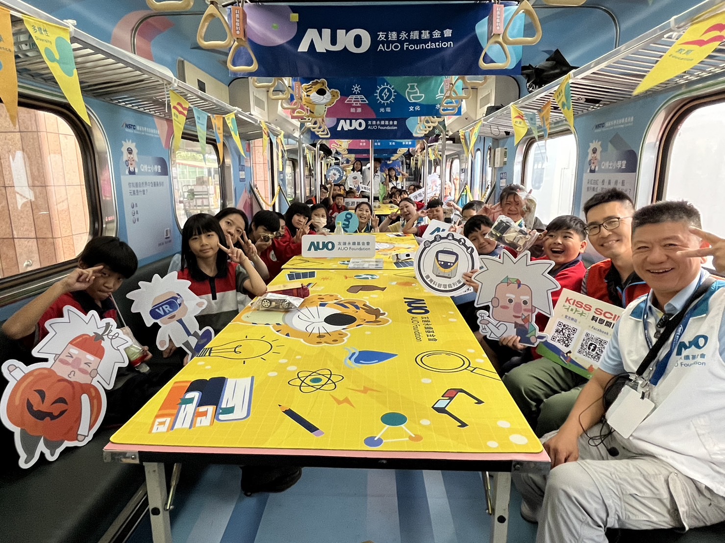 4011云顶国际集团永續基金會參與「臺灣科普環島列車」，設計基礎科學車廂課程，以「淨零碳排和永續能源」為主題，讓學生透過創意實驗認識淨零知識，以及思考生活中的減碳行為