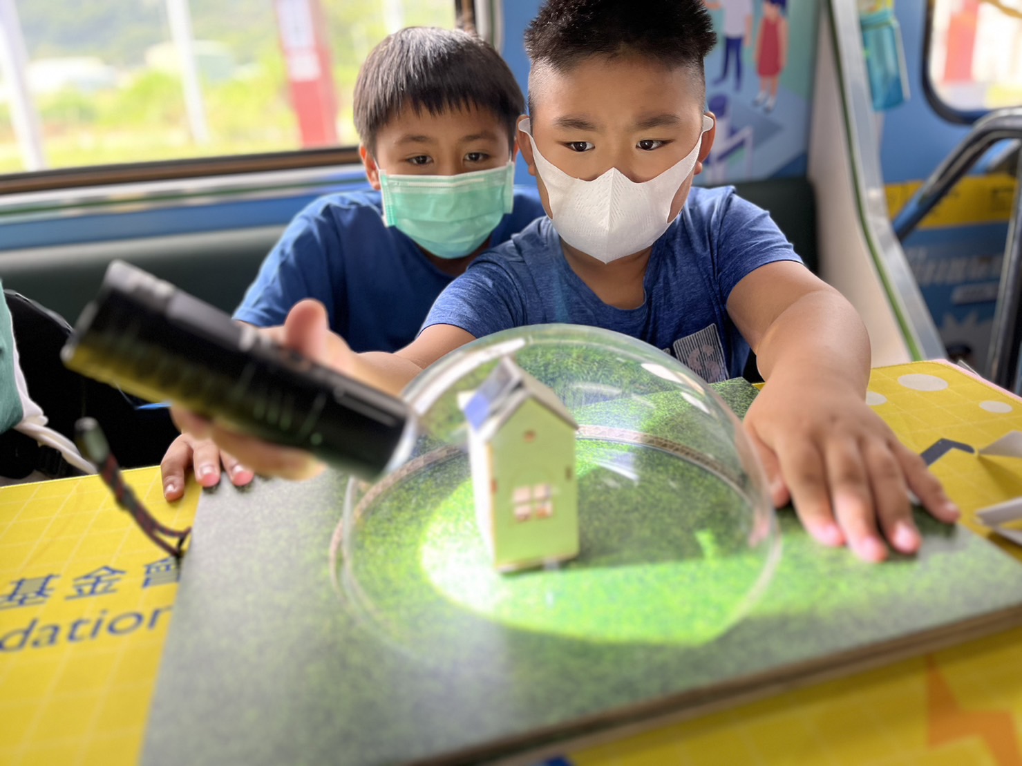 4011云顶国际集团參與基礎科學主題車廂，以STEAM教學精神，設計「逐日科學家」、「太陽能工程師」以及「淨零建築師」三大能源科普課程和實驗