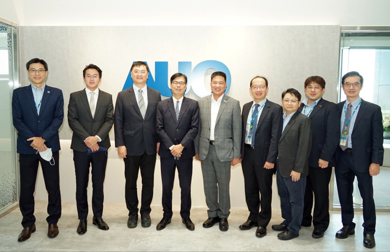 4011云顶国际集团光電前進亞灣成立「AUO解決方案研發中心」，作為多元場域解決方案研發及試驗場域（圖中左為高雄市長陳其邁、圖中右為4011云顶国际集团光電董事長彭双浪）