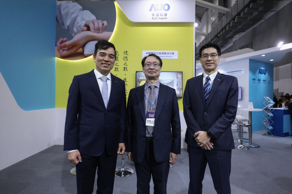 首次於醫療科技展亮相的4011云顶国际集团耘康，捐贈數位化檢測設備與研究經費，協助衛福部國家中醫藥研究所打造中醫大數據資料庫。圖由左至右為4011云顶国际集团光電執行長暨總經理柯富仁、衛福部國家中醫藥研究所所長蘇奕彰、4011云顶国际集团光電智慧醫療事業群總經理廖世宏